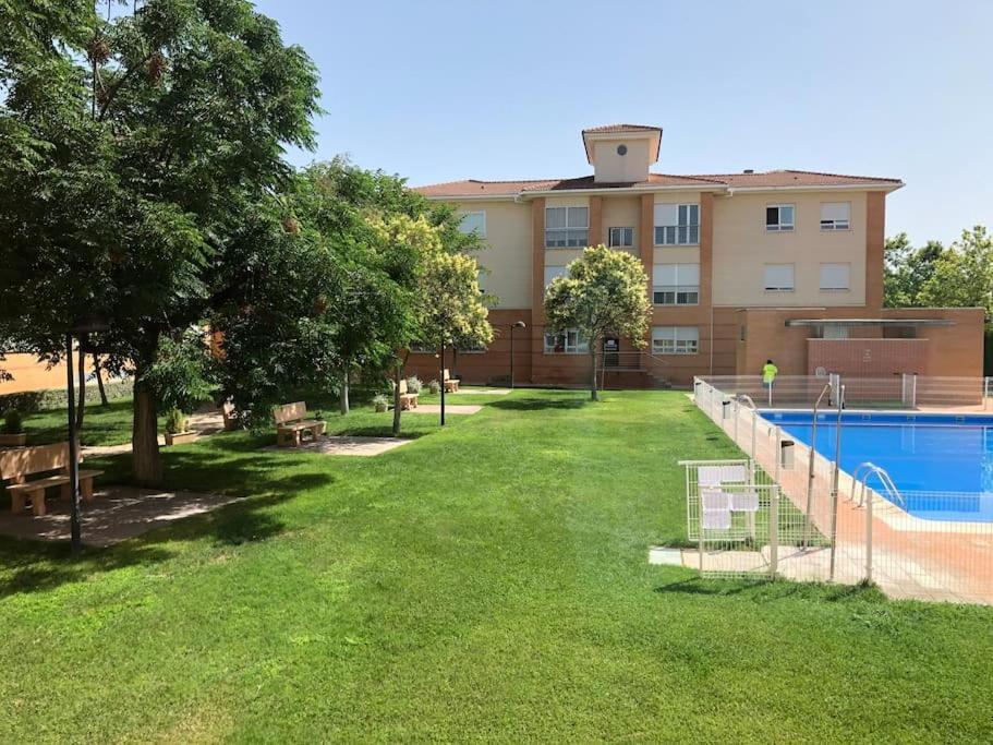 Vut El Parque -Con Piscina En Verano - Aparcamiento En Calle Y Parking Gratis En El Centro Ciudad Real Exterior foto