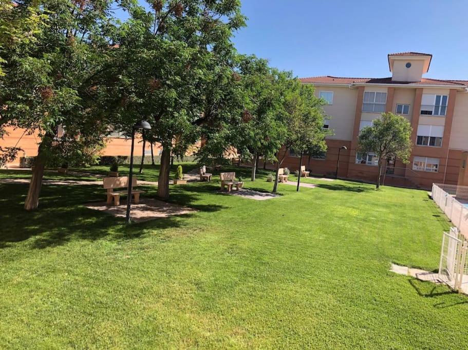 Vut El Parque -Con Piscina En Verano - Aparcamiento En Calle Y Parking Gratis En El Centro Ciudad Real Exterior foto